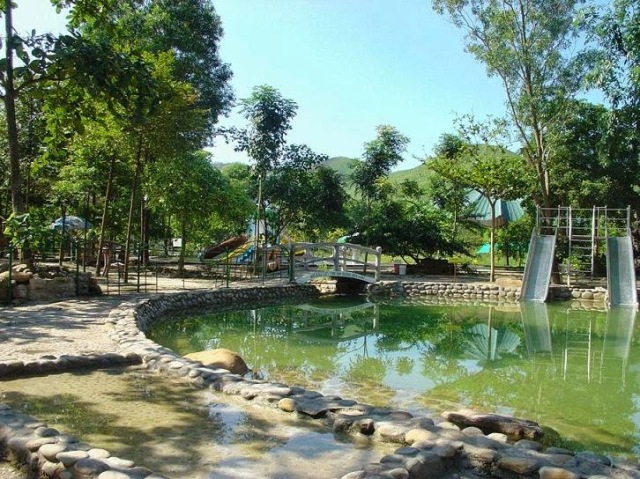 bể tắm suối nước nóng Thanh Tân